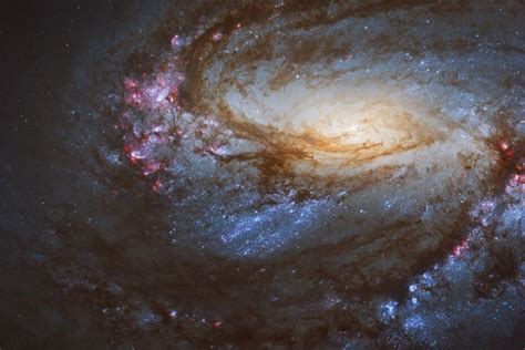 Tiene un diámetro aproximado de 62,000 años luz. Galaxia Espiral Barrada 2608 / Muchas galaxias espirales ...