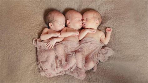 Masyarakat indonesia punya kebiasaan mengunjungi teman atau kerabat yang akan atau baru melahirkan. Pertama di RSUD Tanjungpinang, Bayi Kembar Tiga Lahir ...