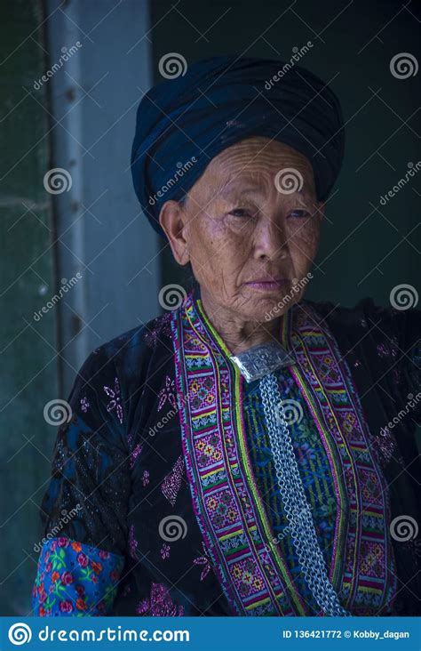 Zwarte Hmong-etnische Minderheid In Vietnam Redactionele Fotografie ...