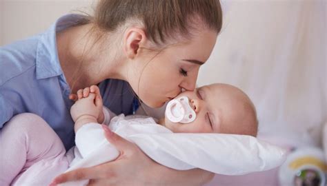 Due esperti spiegano il perché, e inoltre, il racconto di una favola dev'essere sempre un momento gioioso, sereno, di condivisione: Come si culla un neonato per farlo addormentare ...