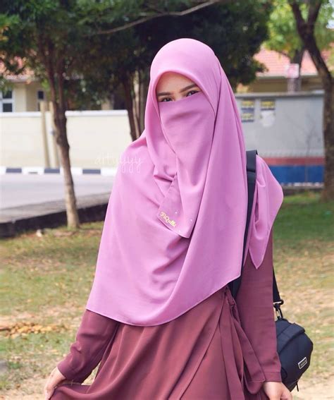 Gambar Wanita Muslimah Berdiri - foto cewek cantik