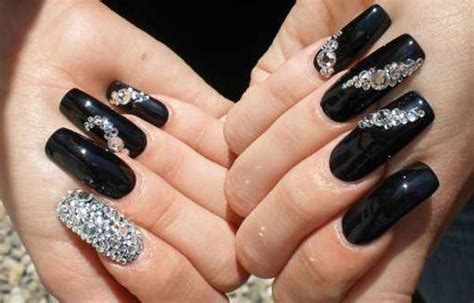 Uñas rojo con negro y plata: UÑAS DECORADAS EN NEGRO Y PLATA