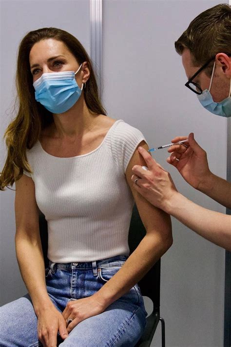 Kate middleton is an actress and producer, known for samassa juonessa (2018), mercyn sairaala (2009) uk's queen elizabeth ii 'to wait in line' for covid vaccine 06 december 2020 | glamsham. Duchess of Cambridge, Kate Middleton wore a casual white ...