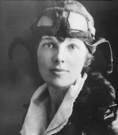 After a plane ride at an air show, amelia earhart decided she would learn to fly. Courrier-service | Biographie : Amelia Earhart, aviatrice