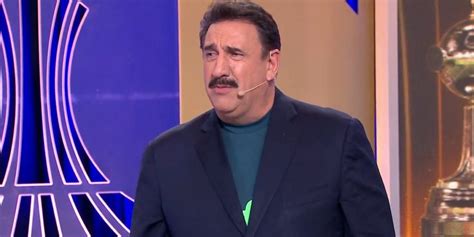 Sempre de bom humor, ratinho volta a fazer a alegria do telespectador em um programa dinâmico, animado e cheio de atrações. Ratinho arrebenta com Silvio ao dizer que 'é burro' e fim ...