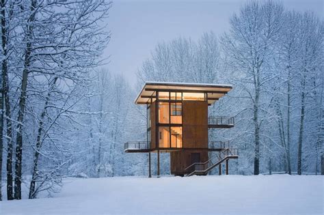The hut on stilts built with this kind of creative getaway in mind. Steel Weekend Cabin On Stilts Designed For Safe Mountain ...