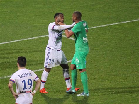 Je sui anti lyonnais anti marceilai é anti parisien é bien sur pour lé ver de st etienne vou trouveré dé foto de l'asse é anti lyonnaise anti marceilaise é anti parisienne bonne visite a touse. ASSE-OL : Lyon n'a plus le choix dans le Chaudron