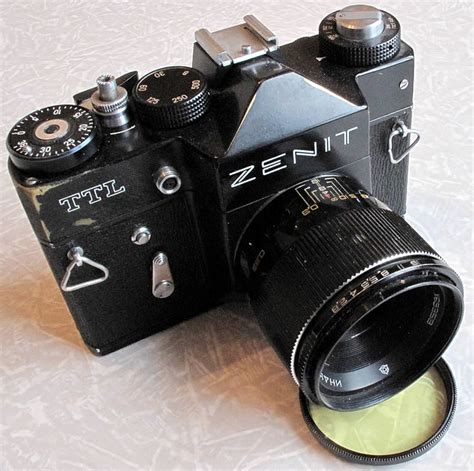 Например, в фотоаппаратах «фэд», «зоркий», «зенит» применяется шторный затвор, который при коротких выдержках (1/60, 1/125, 1/250, 1/500, 1/1000) перемещает за 1/30 секунды вдоль кадра щель, составляющую 1/2. Зенит-TTL (фотоаппарат) - это... Что такое Зенит-TTL ...