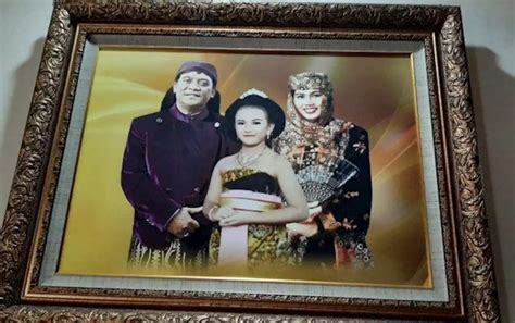 Belum diketahui penyebab meninggalnya didi kempot. Foto Istri Pertama Didi Kempot Tanpa Hijab Beredar, Wajah Cantik Mirip Nike Ardilla