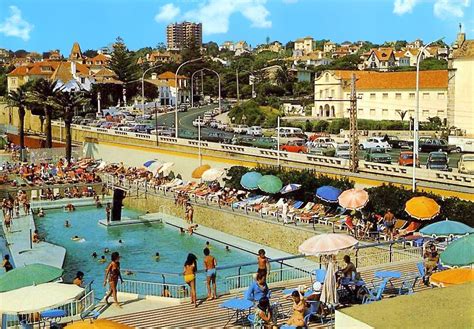 Part of the beach is reserved for those who rent parasols, but there's also space for those who want to spread their towel or play sports by the shore. Retratos de Portugal: Estoril - Piscina do Tamariz