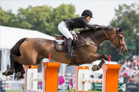 Jessica springsteen riding don juan van de donkhoeve in the show jumping team final at equestrian park in tokyo. Picture of Jessica Springsteen (USA) & Vindicat W