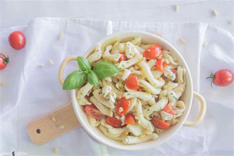 Ein tolles rezept für einen nudelsalat für kinder mit frischkäse.meine kinder lieben nudeln, wie so viele andere kinder eben auch. Nudelsalat Caprese mit Tomaten, Mozzarella und Basilikum ...