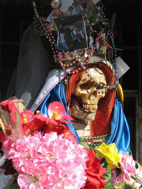 The world the santa muerte is all over the world and does not distinguish or favor borders, she helps the same to all man without distinction of race, when she has the world at her hands she indicates her power for all boundaries. Santa Muerte - Wikipédia