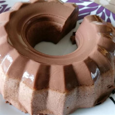 You can certainly make a chocolate mousse cake by adding properly dissolved gelatine to the mousse and making the cake set, but that's a mousse on the other hand requires no baking. Chocolate mousse pudding with Aquafaba and no gelatin - So ...