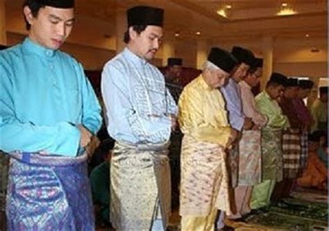 Ridiculously worshiped in conjunction with the 73th birthday of dymm that is at the 11. Maharum Bugis Syah (MBS): Tuanku Muhriz Tunaikan Solat ...