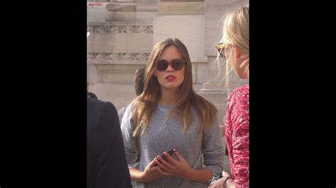 En plus, il n'y a pas de taille, ni de poids. Sublime jeune femme blonde invitée à la Fashion Week de ...