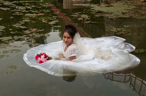 Das hochzeitskleid ist für die braut der wohl wichtigste bestandteil der hochzeit. Bridal trash the dress.