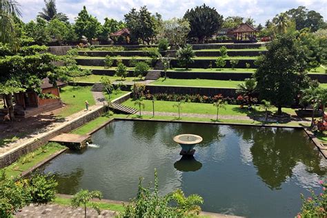 Belum buka sudah pada ambil nomor antrian!!! Taman Narmada, Persembahan Raja Bagi Ritual Adat di Desa ...