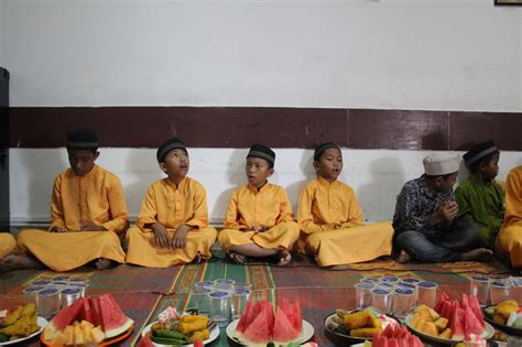 Mari tingkatkan keimanan dan takwa. mengundang anak panti asuhan untuk berdoa bersama dalam ...