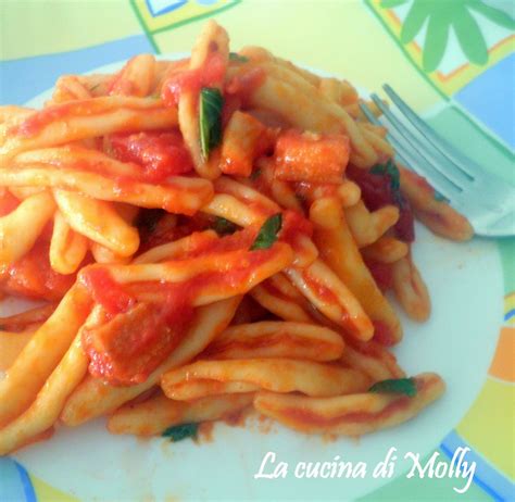 L'insalata di patate con tonno è un perfetto secondo piatto estivo a base di patate lesse e tonno. Come fare per rendere cremoso un sugo di pesce in bianco