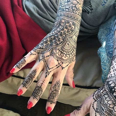 But if you're not quite ready to take the henna allows you to get a temporary tattoo that is inexpensive, painless, and can look 'real'. Getting fancy for Keeneland! | Henna, Hand henna, Henna ...