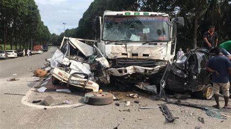 Perlanggaran antara dua buah motosikal dalam satu video viral beberapa jam lalu di johor ni telah menarik perhatian serta perdebatan antara netizen dalam menentukan siapa salah dan siapa betul. Dua terbunuh, lori brek rosak rempuh tujuh kenderaan