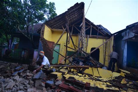 Gempa bumi terkini di sukabumi, jawa barat pada 27 april 2021. Ini Penyebab Gempa Bumi di Jawa Barat dan Jawa Tengah