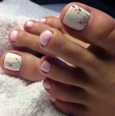 Cada vez las uñas pintadas con detalles novedosos se usan más. Pin de Gloriana Montanari en Pedicure | Uñas de los pies ...