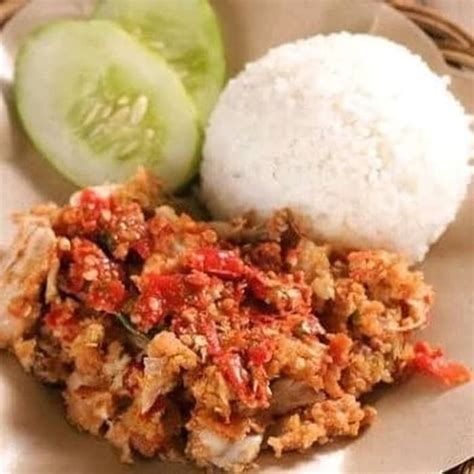 Menu geprek paket merupakan menu komplit yang sudah terdiri dari nasi, minuman, lalap, dan juga ayam geprek. Nasi Daun Jeruk Geprek Bensu : Resep Ayam Geprek Sambal ...