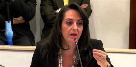 Congresista maría fernanda cabal la vuelve a 'embarrar', esta vez con atentados de parís. María Fernanda Cabal sería candidata a presidencia de ...