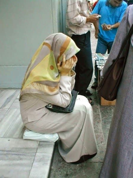 Turut mensupport mama dalam setiap kencannya dengan pria pria yang dijodohkan dengannya malah dia pernah juga turut menjodohkan temannya sendiri dengan mama. ISTERI BUAT LAPORAN POLIS, ZAKAR SUAMI TERLALU BESAR ...