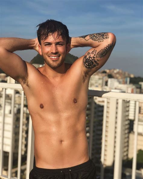 Numa nova campanha para uma prestigiada marca de roupa, a atriz da sic voltou a dar provas da sua beleza e sensualidade e mostra que pretende conciliar a sua carreira na representação com o mundo da moda. Pai de Carolina avisou atriz para ter cuidado com David ...