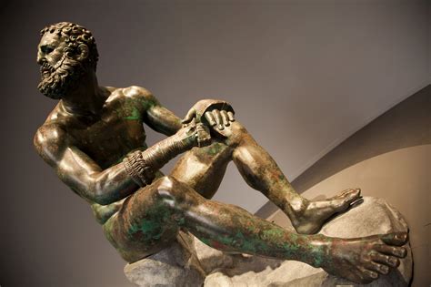 Søn af timosthenes, theagenes var berømt for sin ekstraordinære styrke og hurtighed. The statue of Theagenes - Study Abroad in Greece