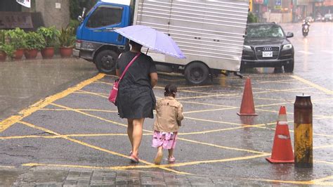 Jun 21, 2021 · 明（22）日梅雨鋒面襲台，配合強烈西南風，高雄市政府今日表示，中央氣象局預報顯示高雄山區雨量為200至340毫米，依據天然災害停止上班及上課. 不斷更新／豪雨恐致災!高雄三區明停班停課 - 民視新聞網