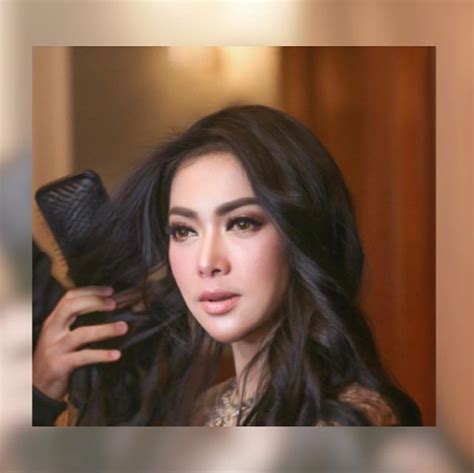 Bagaimana tidak, saat ini bts menjadi salah satu boyband yang paling terkenal di korea, bahkan juga bisa dikatakan di. Biodata Syahrini, Profil Lengkap, 1001 Fakta, Foto dan ...