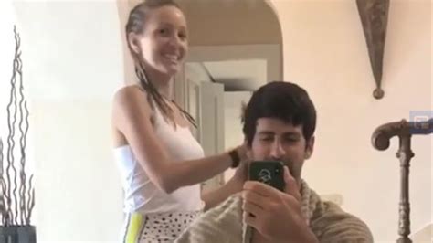 Danach sorgt er für einen rührenden moment. Novak Djokovic lässt sich von Ehefrau Jelena die Haare ...