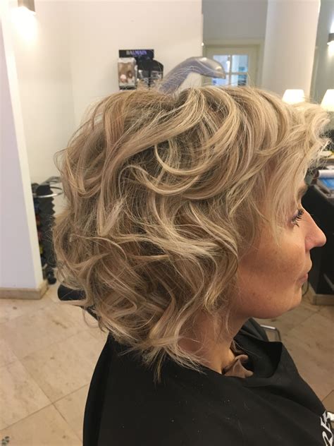 We at blonde believe that your hair is a personal statement of utmost importance to the image you wish to project. Blonde Hair, Curls, boblijn, Salon Tournier | Kapsels, Salon