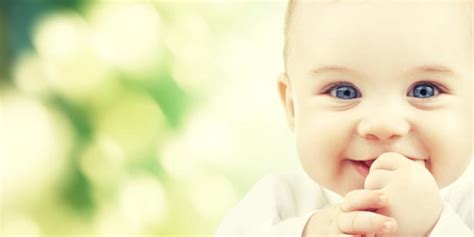 In einzelfällen beginnen babys schon mit sechs monaten mit dem krabbeln, allerdings sehr selten. Ab wann krabbeln babys. Wann sitzen, krabbeln, laufen ...