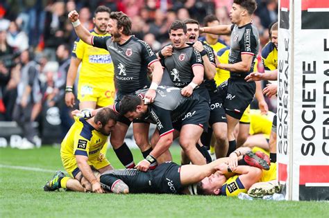 Comme le veut la coutume depuis 1892, le capitaine de l'équipe victorieuse soulève le bouclier de brennus. Top 14. Pourquoi espère-t-on voir un Stade Toulousain ...