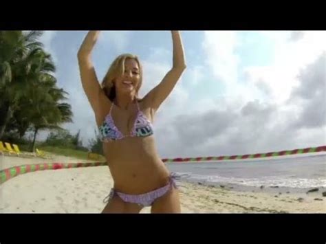 Amateurs got caught on the beach. Gyrating cheerleaders caught on hula cam - YouTube