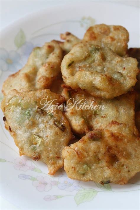 Cucur bulat ikan bilis | dalam video ini saya kongsikan cara membuat cucur bulat ikan bilis. Cekodok Ikan Bilis Daun Bawang Lembut dan Sedap - Azie Kitchen