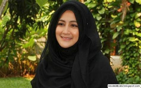 Umi pipik mengaku pernah cemburu karena ini kepada almarhumah soraya abdullah. Model Jilbab Umi Pipik Dian Irawati - Rahasia Model Jilbab ...