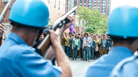 Jeśli nie czujecie, że to wystarczy, to zapraszam do recenzji filmu. Proces, który trwa o „Procesie siódemki z Chicago"