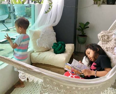Ini merupakan sebuah cara menata ruang keluarga yang terdiri dari barang yang dimiliki seorang kolektor, seperti tumpuan, gambar, penyimpanan, dan sebuah sofa kulit yang akan bertahan seumur hidup. Walaupun Ruang Tak Besar Mana, Tetap Ada Balcony Bohemian ...