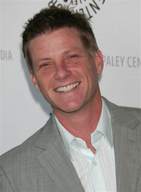 Is doug savant having any relationship affair ? Classify Doug Savant