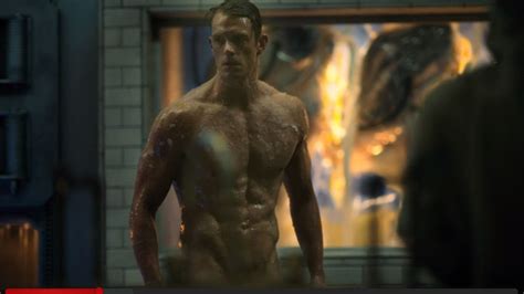 Their father killed their mother and hid the body. Altered Carbon en Netflix: tetas, lucha de clases y una ...