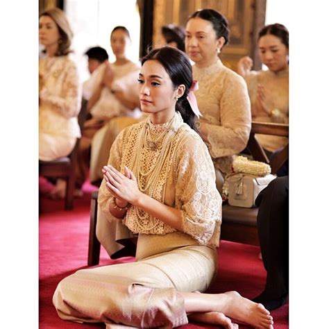 ครีม) เป็นทั้งนักแสดง และนางแบบ เข้าสู่วงการด้วยการถ่ายแบบนิตยสารวัยรุ่น ก่อนที่จะมาเป็นที่รู้จักการแสดงละคร. ครีม เปรมสินี ทำบุญวันเกิด ในธีมชุดไทยสุดเริด