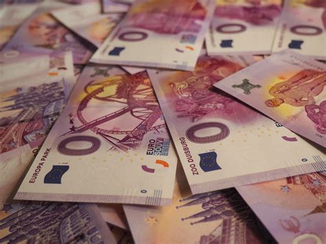 1 eur = 0,88563 gbp 1 eur = 125,62 jpy 1 eur = 1,2101 usd. Es gibt einen offiziellen 0-Euro-Schein und er macht Leute ...