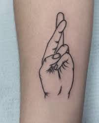 Lovely little arrow with cross tattoo on fingers. Afbeeldingsresultaat voor fingers crossed tattoo ...