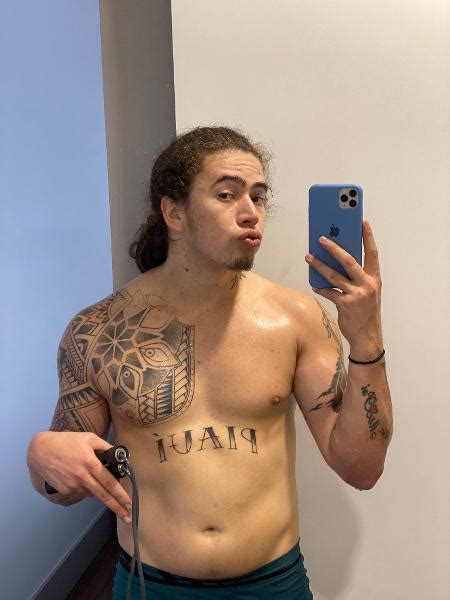 Já maria lina, leva o desenho dos pés. Whindersson Nunes mostra tatuagem e recebe provocações no ...
